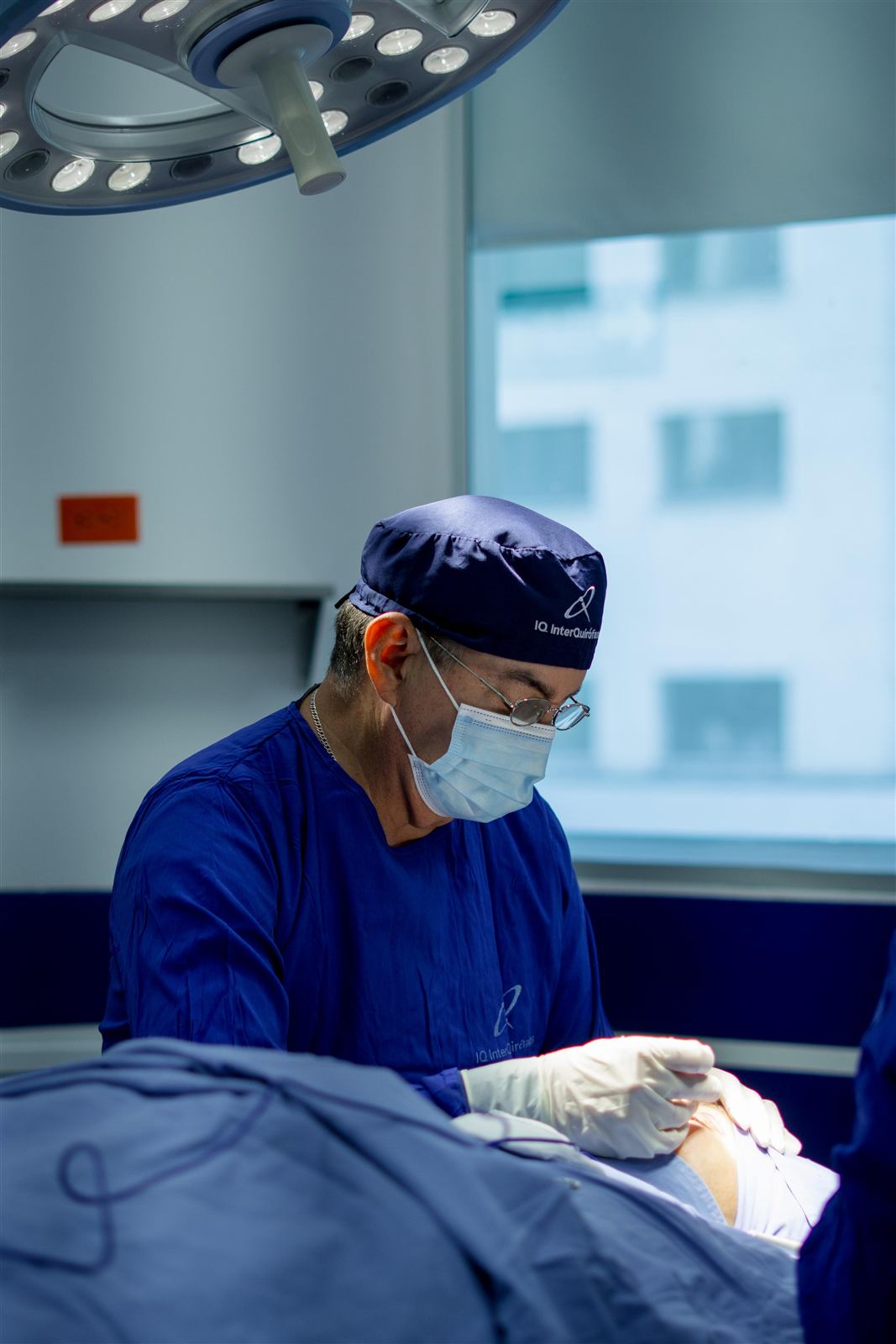 Dr. Jaime Molina operando bajo la lámpara quirúrgica
