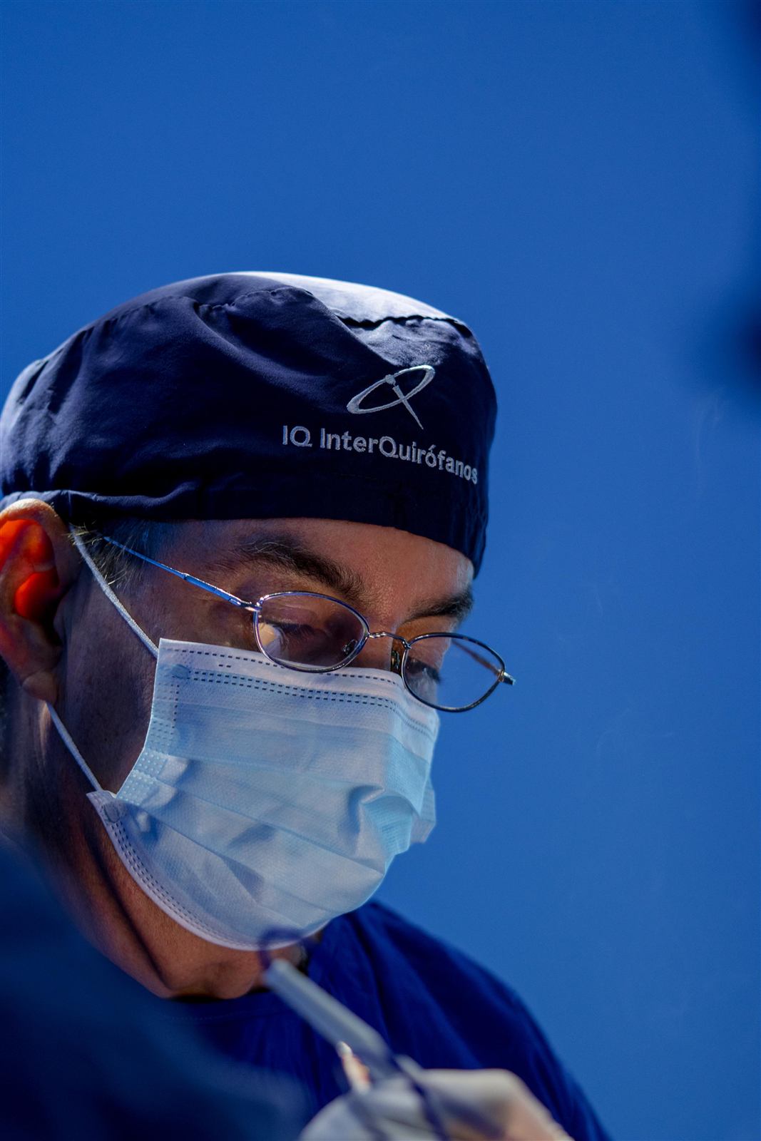 Dr. Jaime Molina durante una cirugía en IQ InterQuirófanos