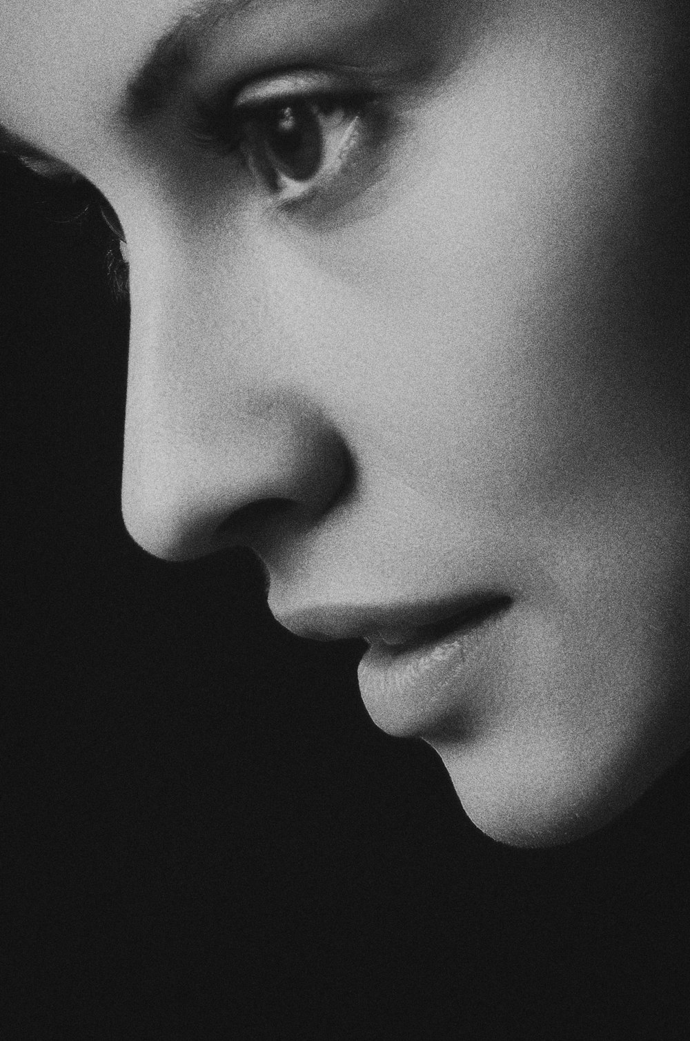 Perfil de un rostro femenino en blanco y negro